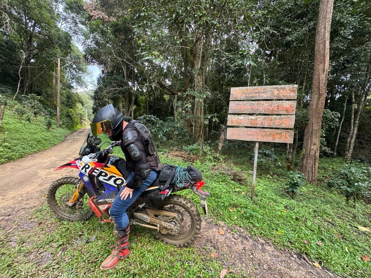 Checking the signpost: Khun Pang 4, Mae Pang 20, Phrao 35.