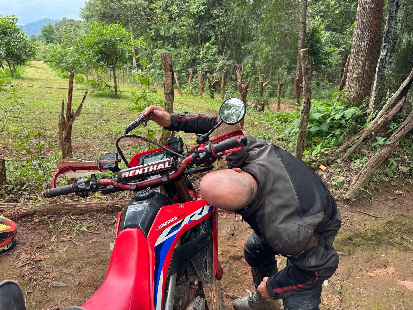 The Renthal bar sitting loose on the triple clamp.